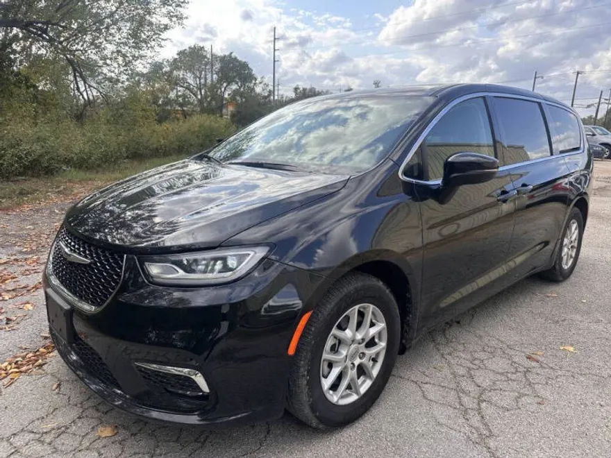 2023 Chrysler Pacifica Touring L photo 1