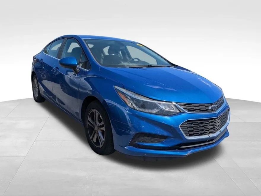 2018 Chevrolet Cruze LT photo 1