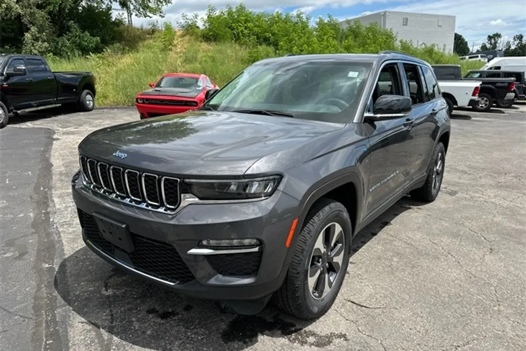 2023 Jeep Cherokee Base photo 1