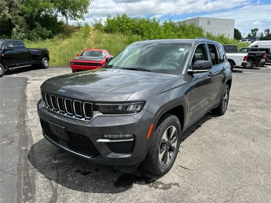 2023 Jeep Cherokee Base photo 1