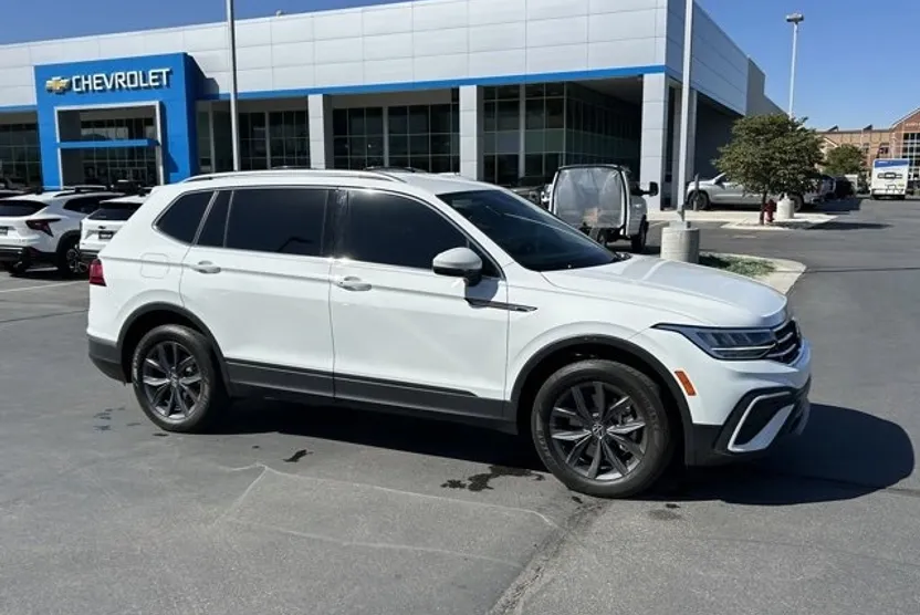 2022 Volkswagen Tiguan SE photo 1
