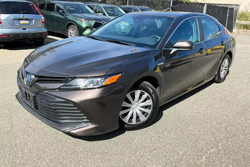 2018 Toyota Camry Hybrid LE photo 1