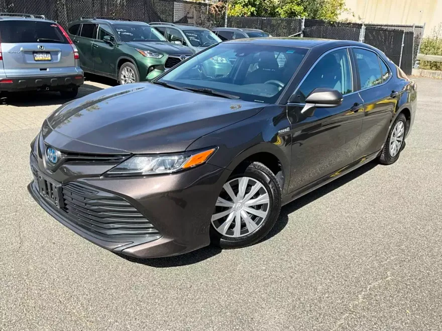 2018 Toyota Camry Hybrid LE photo 1
