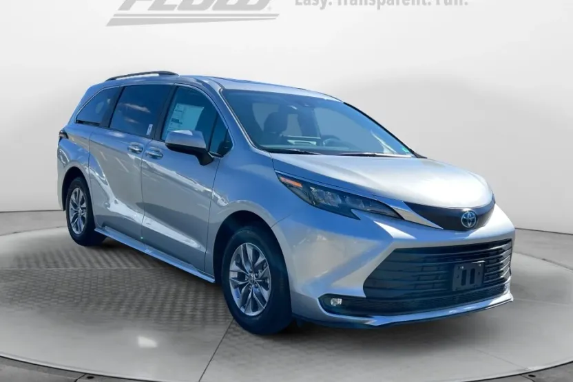 2025 Toyota Sienna XLE photo 1