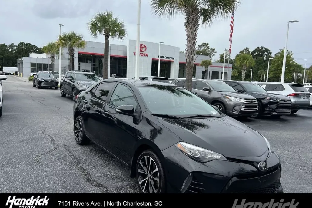 2017 Toyota Corolla SE photo 1