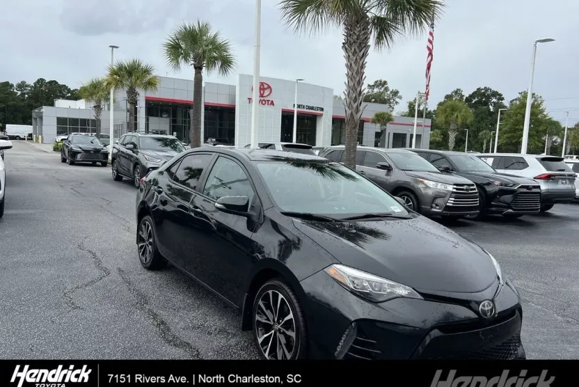2017 Toyota Corolla SE photo 1