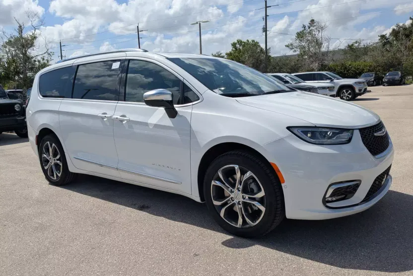 2025 Chrysler Pacifica Pinnacle photo 1