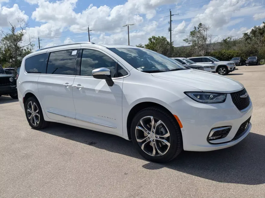 2025 Chrysler Pacifica Pinnacle photo 1