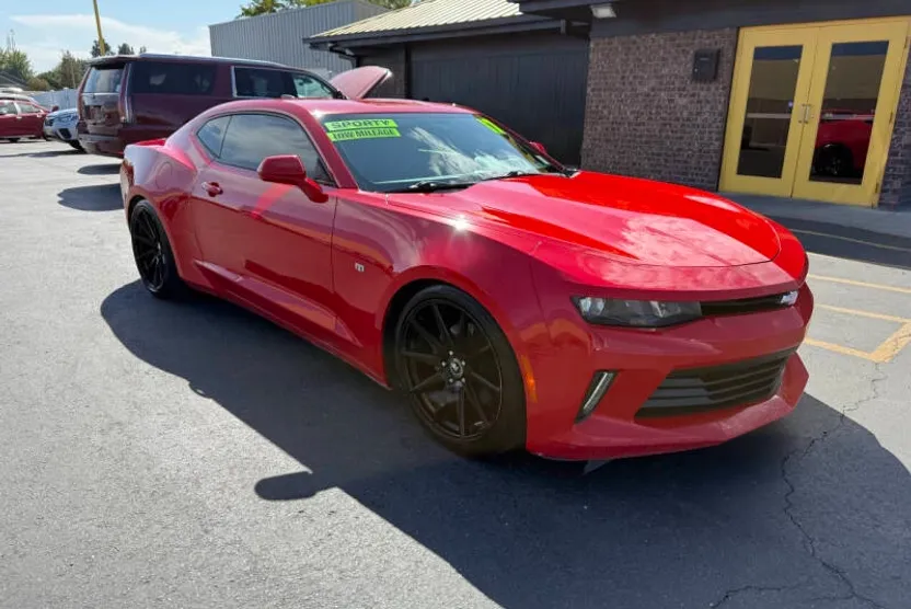 2017 Chevrolet Camaro 1LT photo 1