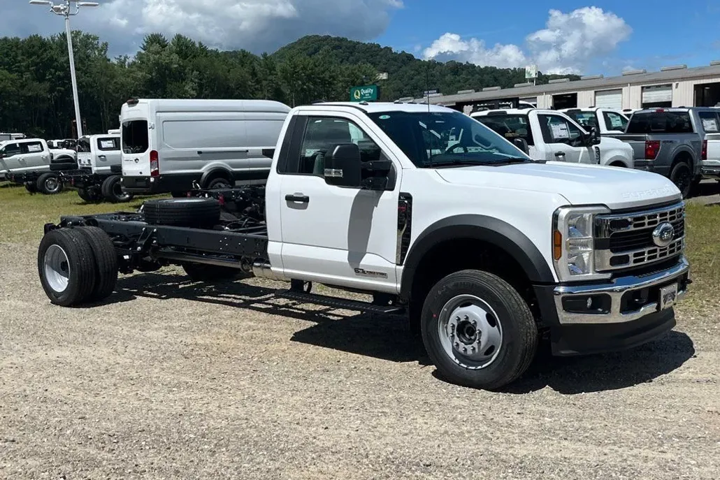 2025 Ford F-600 photo 1