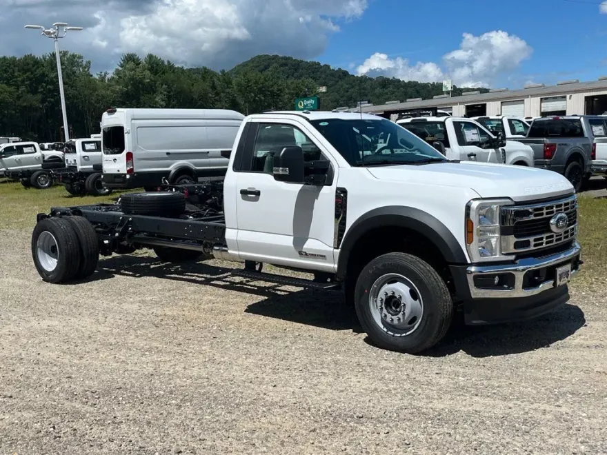 2025 Ford F-600 photo 1