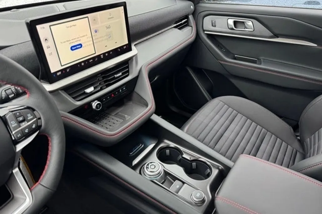 2025 Ford Explorer ST-Line photo 1