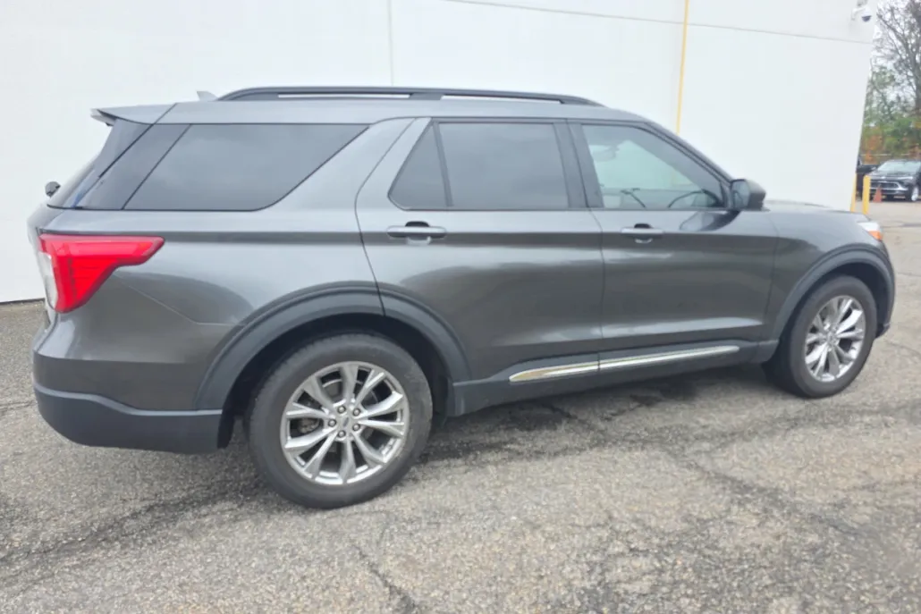 2020 Ford Explorer XLT photo 1