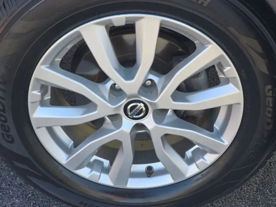 2020 Nissan Rogue SV photo 1