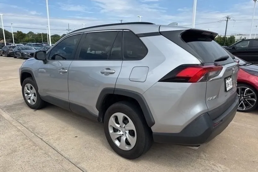 2021 Toyota RAV4 LE photo 1