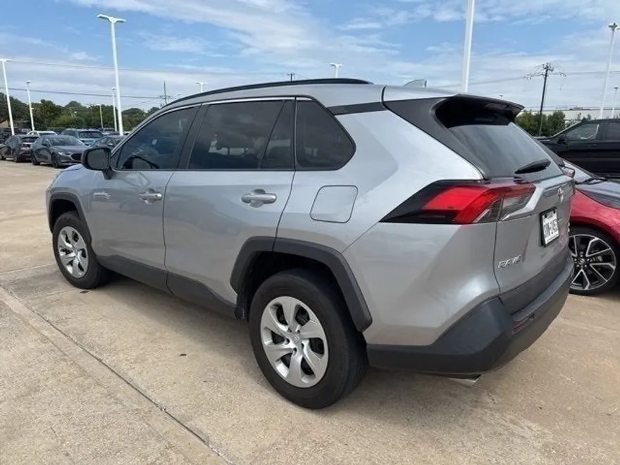 2021 Toyota RAV4 LE photo 1