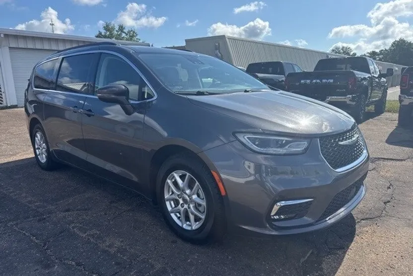 2022 Chrysler Pacifica Touring L photo 1
