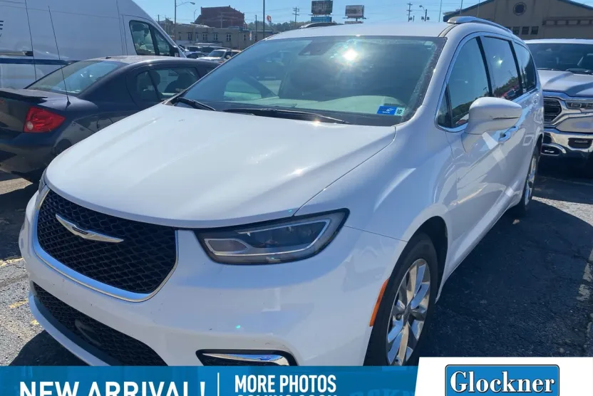 2021 Chrysler Pacifica Touring L photo 1