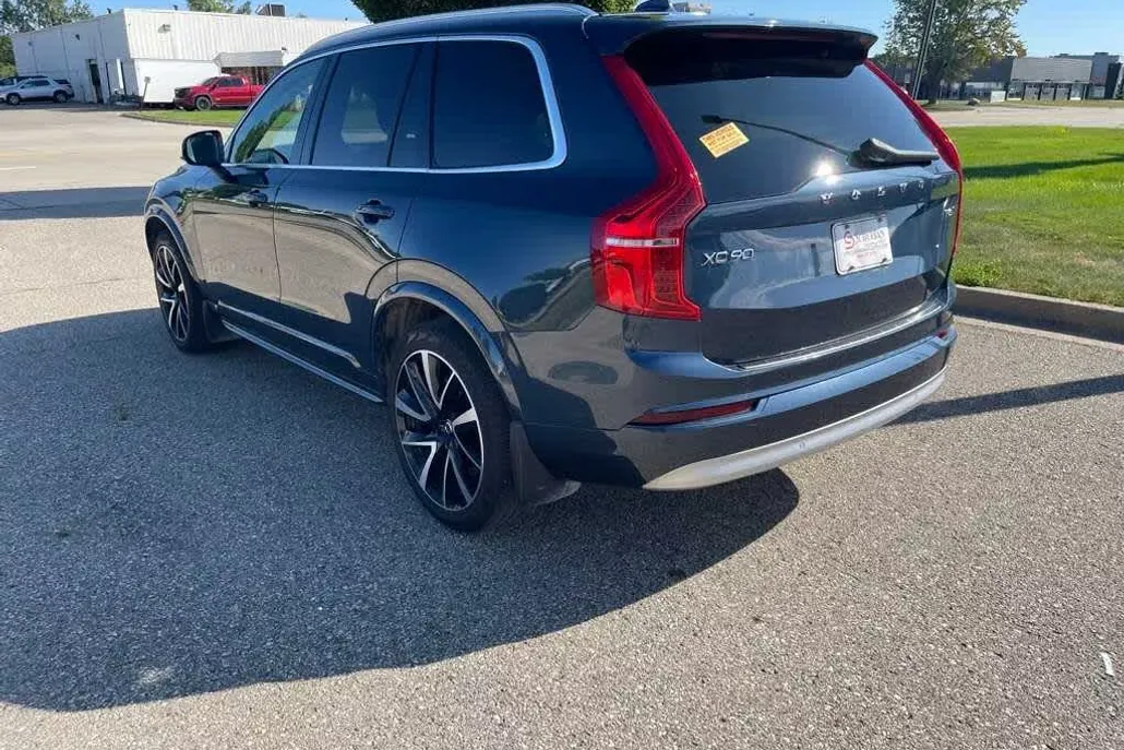 2022 Volvo XC90 T6 AWD Momentum photo 1