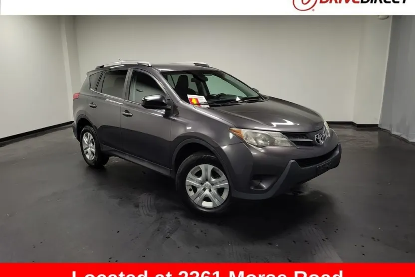 2015 Toyota RAV4 LE photo 1