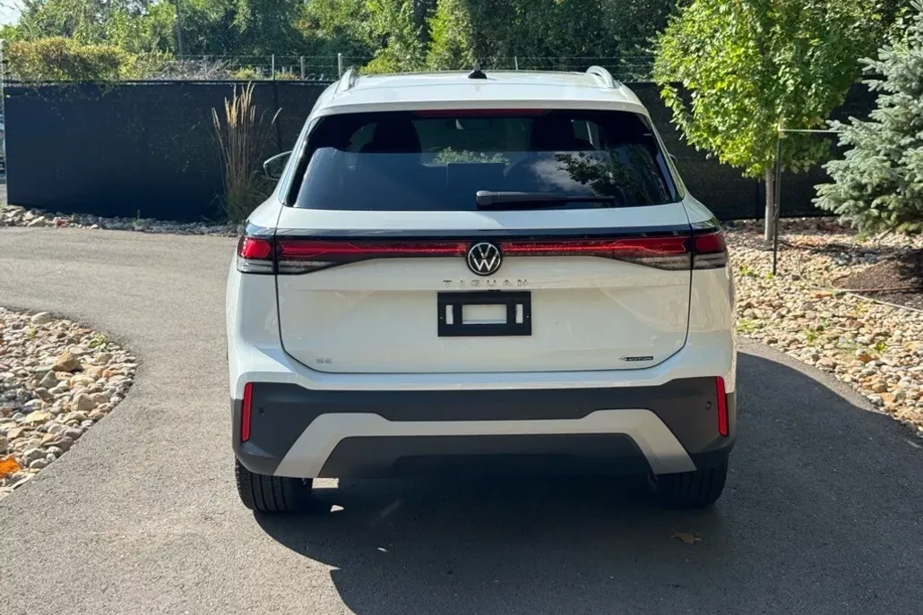 2025 Volkswagen Tiguan SE photo 1
