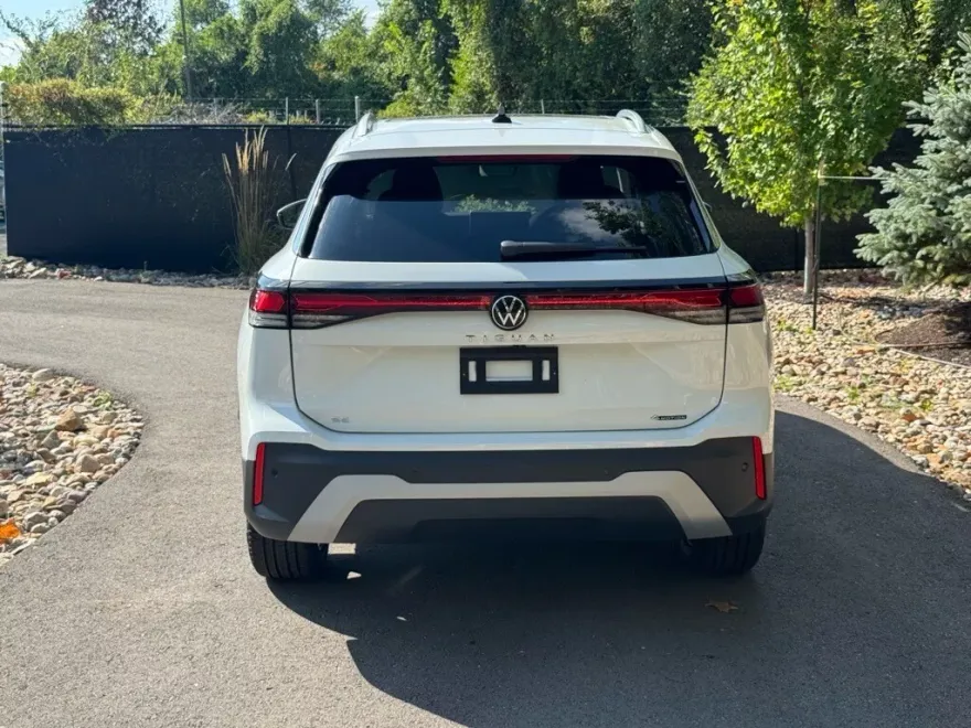 2025 Volkswagen Tiguan SE photo 1
