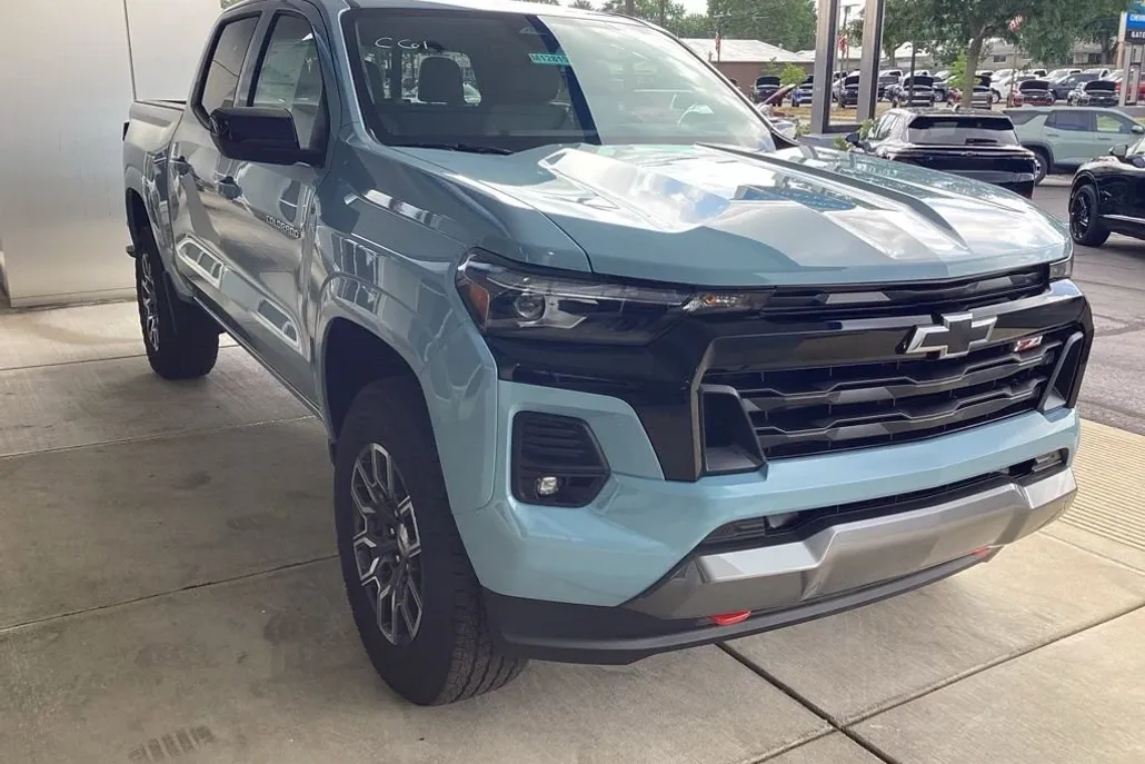 2025 Chevrolet Colorado Z71 photo 1