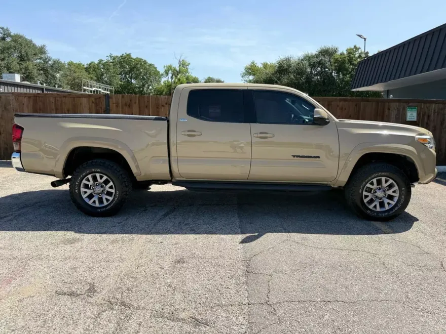 2018 Toyota Tacoma Double Cab SR5 photo 1