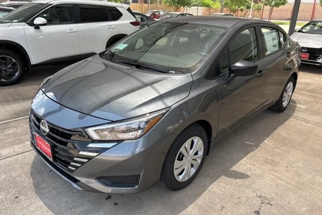 2025 Nissan Versa 1.6 S photo 1