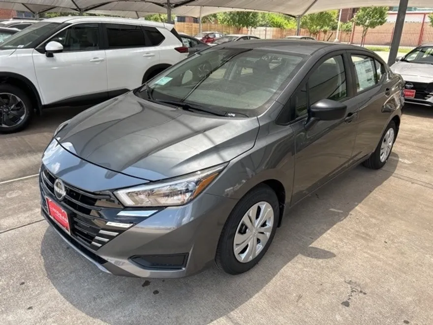 2025 Nissan Versa 1.6 S photo 1