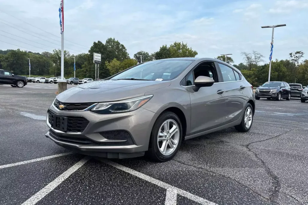 2017 Chevrolet Cruze LT photo 1