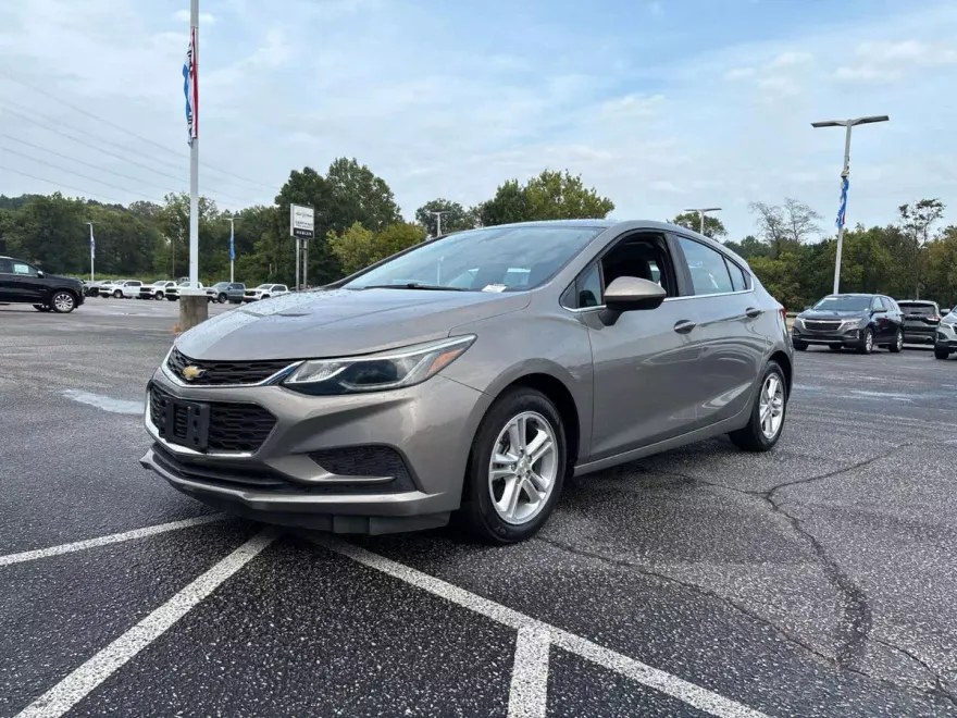2017 Chevrolet Cruze LT photo 1