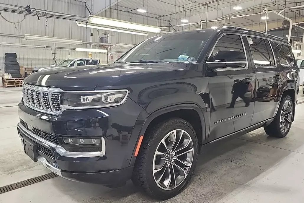 2023 Jeep Grand Wagoneer III photo 1