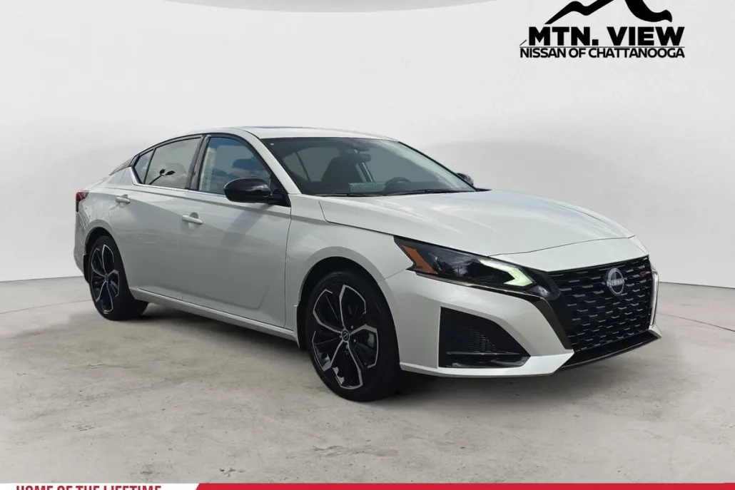 2025 Nissan Altima SR photo 1