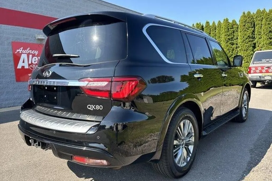 2023 Infiniti QX80 Luxe photo 1