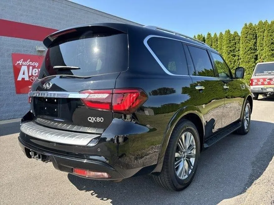 2023 Infiniti QX80 Luxe photo 1