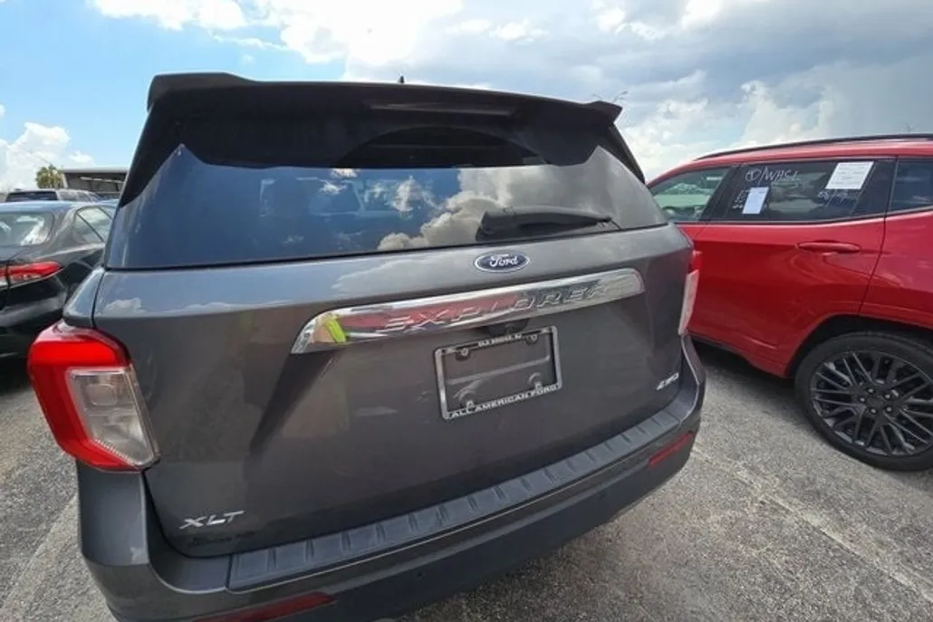 2022 Ford Explorer XLT photo 1