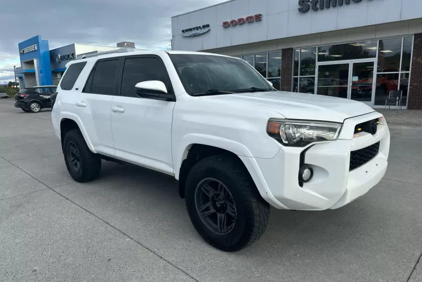 2017 Toyota 4Runner SR5 4WD photo 1