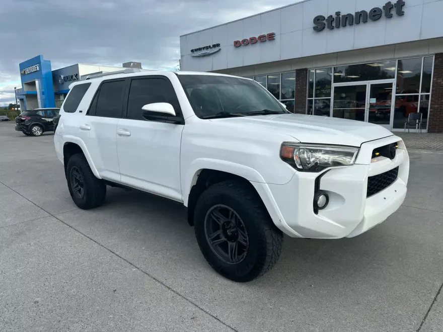 2017 Toyota 4Runner SR5 4WD photo 1