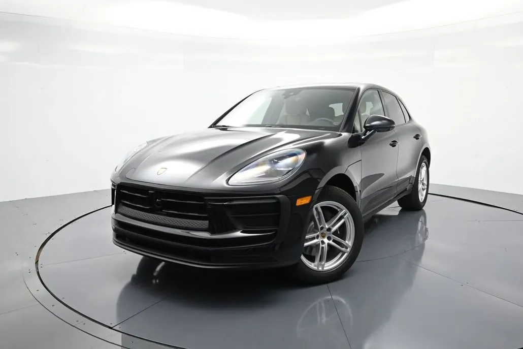 2025 Porsche Macan T photo 1