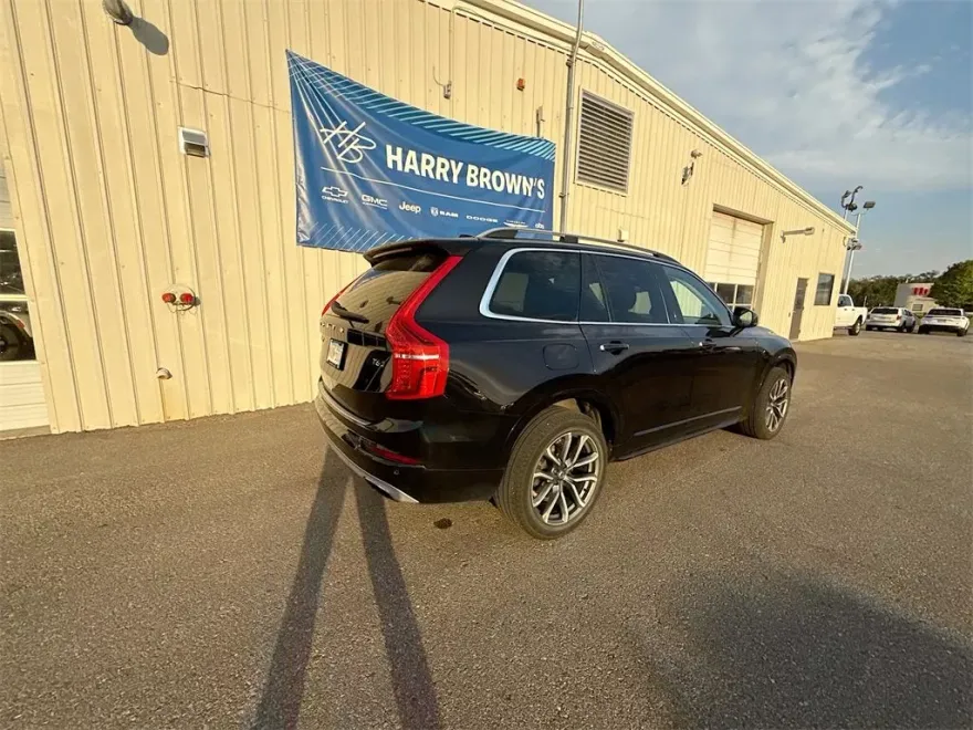 2016 Volvo XC90 T6 Momentum photo 1