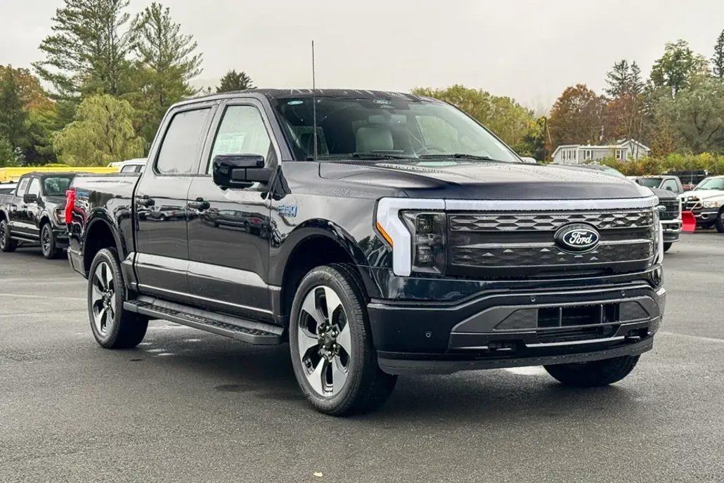 2025 Ford F-150 Lightning Platinum photo 1