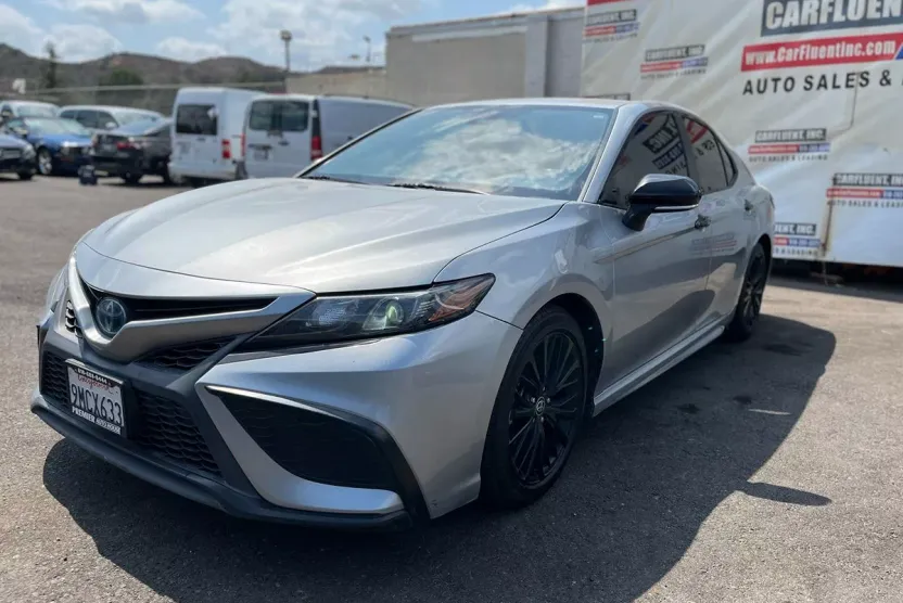 2022 Toyota Camry Hybrid SE photo 1