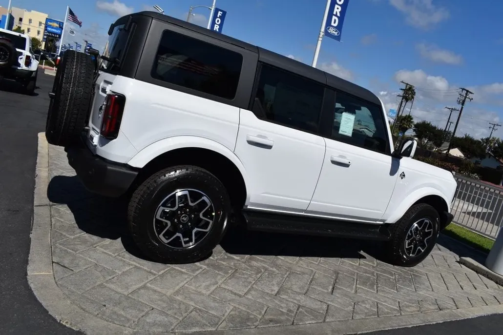 2025 Ford Bronco Outer Banks photo 1