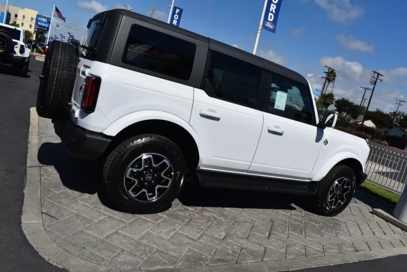 2025 Ford Bronco Outer Banks photo 1