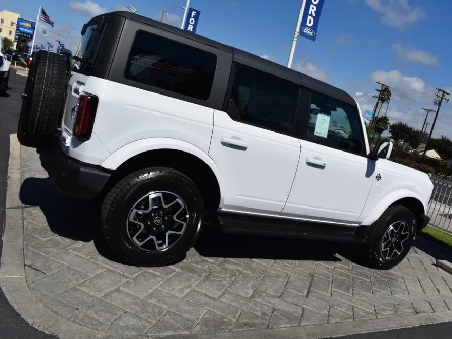 2025 Ford Bronco Outer Banks photo 1
