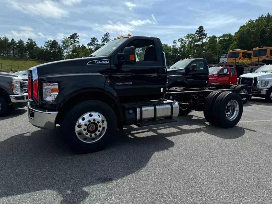 2025 Ford F-750 Regular Cab photo 1
