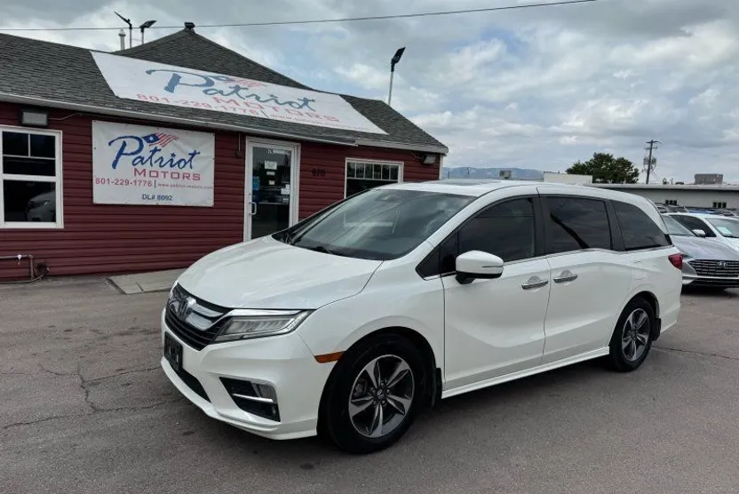 2018 Honda Odyssey Touring photo 1