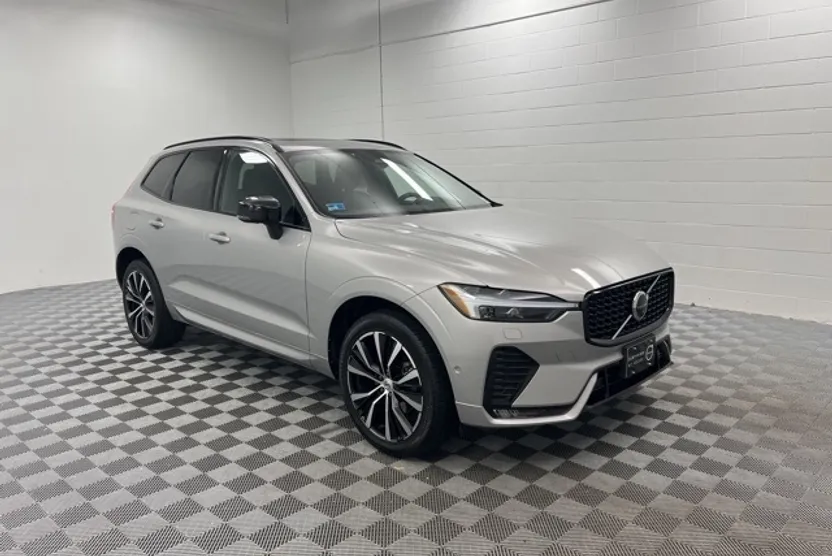 2023 Volvo XC60 B5 Plus photo 1
