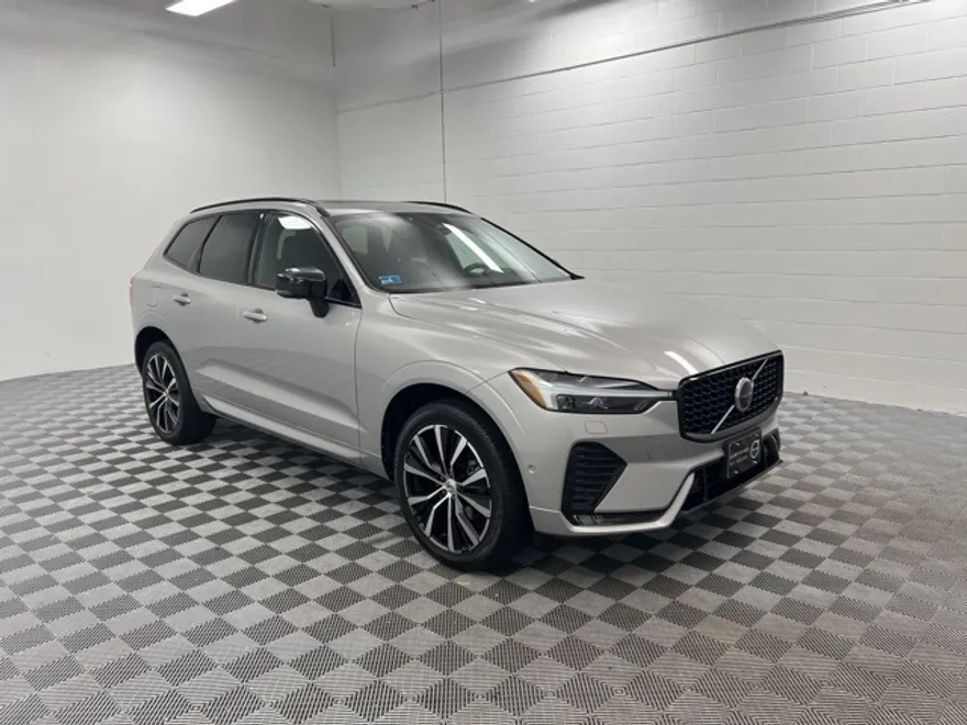 2023 Volvo XC60 B5 Plus photo 1